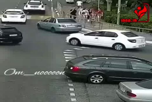 تو پیاده رو هم حواستون جمع باشه